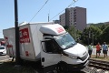 Hrozivá nehoda v Bratislave: Električka sa zrazila s dodávkou, jeden zo šoférov skončil v nemocnici
