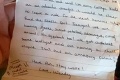 Posteľ v prenajatej chatke skrývala odkaz: Obsah listu donútil dievčinu konať