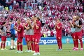 Fanúšikovia potleskom a plagátmi podporili Eriksena: Celé Dánsko je s tebou, Christian!