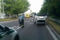 Nehoda štyroch vozidiel pri Žiline, auto skončilo na streche: Zrážka sa nezaobišla bez zranených