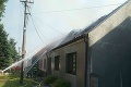 Dom v Jaslovských Bohuniciach zachvátili plamene: Zasahujú desiatky hasičov