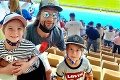 Rišo Zedník si odskočil z dovolenky na futbal: Fandil s deťmi