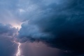 Intenzívne búrky pretrvávajú aj naďalej: Obyvatelia oblastí na severozápade Slovenska by sa mali mať na pozore