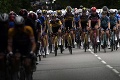 Kuriózna nehoda na Tour de France: Chcela pozdraviť babku a dedka, k zemi poslala polovicu pelotónu