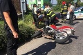 Policajti naháňali unikajúceho motorkára: Vážne odhalenie po tom, čo sa vybúral