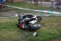 Tragická nehoda v Kráľovskom Chlmci: Motorkár († 29) narazil do kovovej rampy, zraneniam podľahol
