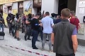 Žena, ktorú postrelil útočník v Prahe, zomrela: Muža stále hľadajú stovky policajtov