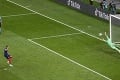Internet zabáva fanúšikov: Čo sa dialo pred penaltou Mbappého?
