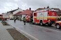 Nehoda v Huncovciach: Autobus narazil do rodinného domu, hlásia zranených!