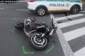 Zrážka na kruhovom objazde pri Košiciach: Motorkár je ťažko zranený