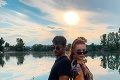 Letná novinka: Milo Kráľ a Barbora Švidraňová ukázali zmysel pre humor v piesni Opaľujeme sa