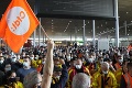Odborári zablokovali terminál na francúzskom letisku: Vzbura proti znižovaniu platov