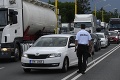 Aktivisti zablokovali cestu medzi Prešovom a Svidníkom: Tvrdý náklad Doležalovi, minister reaguje