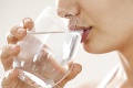 Pitný režim nepodceňujte! Ako sa prejaví nedostatok tekutín v tele a čo môže spôsobiť?