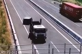 Nehoda na R7: Vodičovi z kamióna spadol kontajner, z miesta ušiel