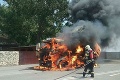 Hrozivý požiar v Bratislave: Plamene zachvátili celé vozidlo