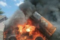 Hrozivý požiar v Bratislave: Plamene zachvátili celé vozidlo
