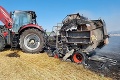 Požiar vo Veľkom Lapáši: Plamene, ktoré zachvátili traktor, sa rozšírili na pole
