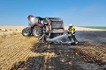 Požiar vo Veľkom Lapáši: Plamene, ktoré zachvátili traktor, sa rozšírili na pole