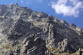 Momenty strachu pod Lomnickým štítom: Horolezci uviazli v noci na hrebeni, jeden sa zranil