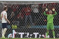 Schmeichelovi počas penalty svietili do očí: Anglických fanúšikov za tento čin vyšetruje UEFA