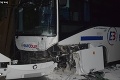 Pri Rozhanovciach vpálilo auto do autobusu: Zo záberov naskakujú zimomriavky