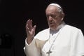 Pápež František po operácii hrubého čreva: Postupne začína opäť pracovať