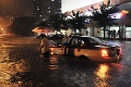 V Číne komplikujú obyvateľom život prudké dažde: Stovky zrušených letov a zavreté školy