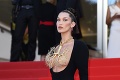 Modelke Belle Hadid sa v Cannes nikto nepozeral do očí: Odhalené prsia jej zakrýval len zlatý šperk