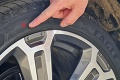 Prečo sú na pneumatikách takéto červené a žlté značky?