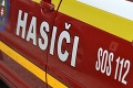 V Bošanoch horí strecha výrobnej haly: Požiar hasiči už lokalizovali