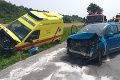 Nehoda pri Bardejove: Sanitka sa zrazila s osobným autom, zranili sa traja ľudia