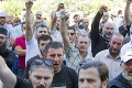 Gruzínsko sa ponorilo do protestov proti útokom na novinárov: Veľavravné gesto TV staníc