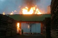 Plamene zachvátili sušičku dreva na píle: Po 5 hodinách sa hasičom podarilo požiar dostať pod kontrolu