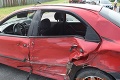 Motorkár doplatil na chybu vodiča ťažkými zraneniami: Po zrážke preletel ponad auto