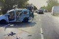 Z Dacie ostala len kopa šrotu: Pri rannej dopravnej nehode s policajným autom sa dve osoby ťažko zranili