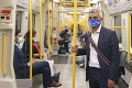 Británia ruší protipandemické opatrenia: Obchody vyzývajú ľudí, aby rúška neodhadzovali