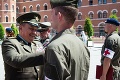 Naď dal medaily rakúskym vojakom, ktorí u nás pomáhali pri testovaní: V Petržalke zasiahli pri dráme