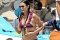 Demi Moore dovolenkuje v obľúbenej destinácii Slovákov: Predviedla sa v plavkách, má telo ako tridsiatka!
