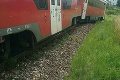 Hrozivá nehoda na železničnom priecestí: Vlak sa vykoľajil, z auta ostala len kopa šrotu