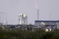 Vesmírny let miliardára Bezosa: Raketa New Shepard odštartovala zo základne v Texase, úspešný návrat na Zem