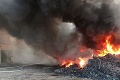 Obrovský požiar v Palárikove: Horí hala s pneumatikami, hustý dym vidno na kilometre