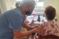 Dočkali sa: Výjazdový vakcinačný tím zaočkoval imobilných obyvateľov obce na Strednom Považí