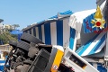 Nešťastie v obľúbenom letovisku: Autobus sa zrútil z cesty a dopadol k pláži, vodič zahynul