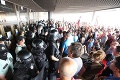Protest pred parlamentom naďalej trvá: Ľudia už ale neblokujú vchod