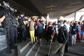 Policajti si posvietili na piatkový protest pred parlamentom: Anna už má na krku problém, tým však nekončia