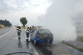 Zábery ako z akčného filmu: V Trenčianskej Teplej vzbĺklo auto priamo na ceste