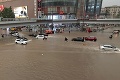 Škody sa vyšplhali na obrovskú sumu, voda brala aj to najcennejšie: Po povodniach v Čeng-čou zahynulo už 56 ľudí