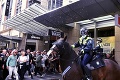 V Austrálii vyšli do ulíc tisíce odporcov lockdownu: Policajtov ostreľovali kvetináčmi a fľašami