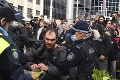 V Austrálii vyšli do ulíc tisíce odporcov lockdownu: Policajtov ostreľovali kvetináčmi a fľašami